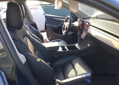 2024 Tesla Model Y Long Range Dual Motor All-Wheel Drive z USA, uszkodzony, nr VIN 7SAYGAEEXRF009394